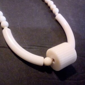 Vintage Cream Color Lucite Beaded 16 Inch Necklace *